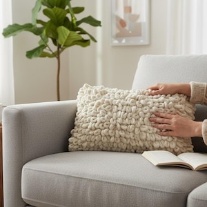 Handgewebtes cremefarbenes Dekokissen • Modernes neutrales Akzentkissen • Gemütliches minimales Wohndekor