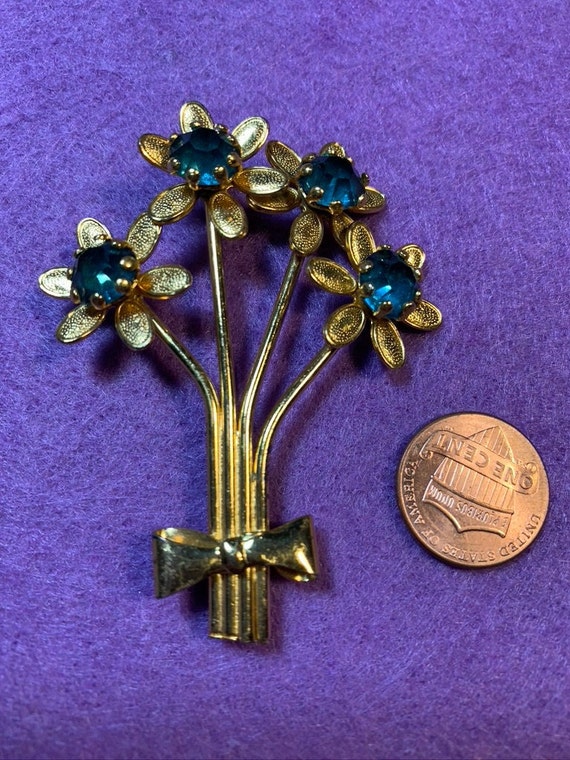 Vintage-Kitchy bouquet brooch - image 2