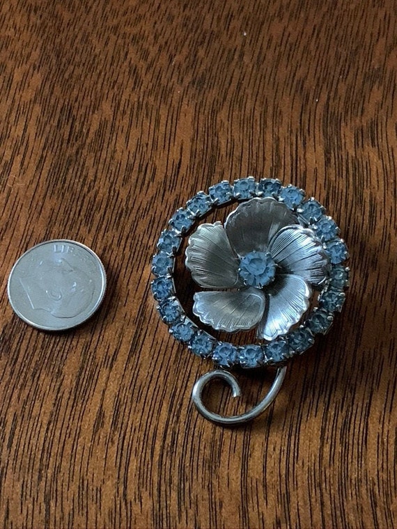 Vintage, Blue rhinestone and silver-tone brooch - image 1