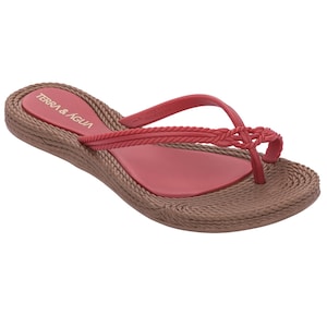 May include: A single red and brown flip-flop sandal. The sandal has a braided strap design and a textured sole. The brand name "TERRA & ÁGUA" is printed on the insole. The sandal is designed for casual wear.