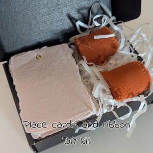 Ensemble de marque-places et ruban à monter soi-même, cadres pour marque-places avec ruban, marque-places à bords tachés avec oeillets. Faites-les vous-même