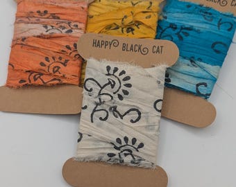 サリーシルクリボン 渦巻き：リサイクルファイバーアートリボン、ジャーナル、スクラップブック、刺繍（メートル単位で販売）