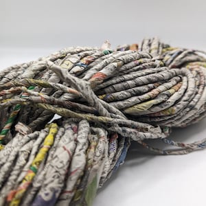 Nastro in FILATO DI GIORNALE, filato di carta spesso ritorto a mano, riciclabile. Le immagini sono solo a scopo illustrativo sui colori.