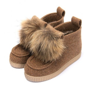 Oekraïense kameelvilten en wollen winterschoenen (valeshi), Oekraïense dameslaarzen
