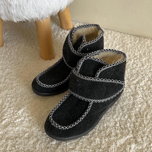 Schwarz gefilzte Wolle Winterstiefel, Unisex breite Passform, hergestellt in der Ukraine