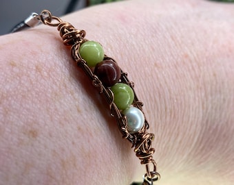 Pulsera para madre con piedras preciosas de nacimiento, guisantes en vaina (1, 2, 3, 4, 5 o 6), envuelta en alambre de acero, bronce, titanio, oro rosa de 14 k y niobio.