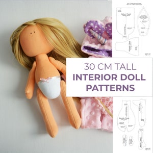 Puede incluir: Un conjunto de patrones de costura para una muñeca de interior de 30 cm de altura. Los patrones incluyen piezas para el cuerpo, la cabeza, las piernas y las manos de la muñeca. Los patrones están impresos en papel blanco con líneas negras.