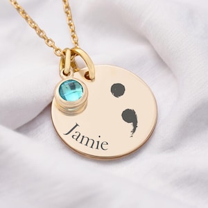 Gepersonaliseerde geestelijke gezondheid, ketting met halve dubbele punt en geboortesteen. Bewustzijnssieraden voor geestelijke gezondheid