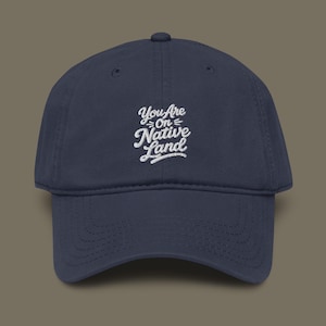 Sie sind auf Native Land gestickte Kleidungsstück gewaschene Baseballkappe