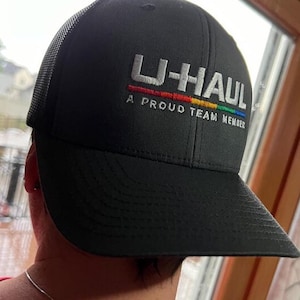 U-HAUL En stolt lagmedlem broderad truckerkeps | HBTQIA+ Pride-keps | Queer Fashion