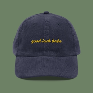 Czapka z haftowanego kordu Good Luck Babe | Rozrywka