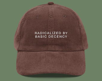 Radicalizado por el sombrero de pana bordado de Basic Decency