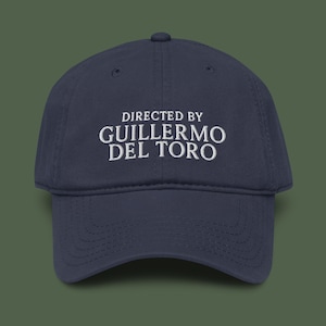 Puede incluir: Un juego de tres tazas de cerámica con acabado mate moteado. Las tazas son de color crema, gris claro y gris oscuro. Cada taza tiene un diseño simple y minimalista.