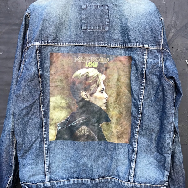 Kurtka jeansowa retro z lat 80. z nadrukiem „David Bowie - low”.