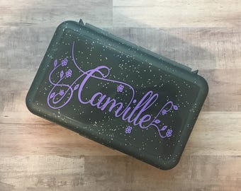 Personalisierte Bleistiftbox, Zurück in der Schule Bleistiftbox, Floral Name Bleistiftbox, Buntstift Box, Kinder Schulbedarf Box Personalisierte Name Federmäppchen