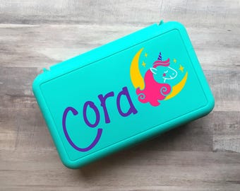 Einhorn-Bleistift-Box, personalisierte Bleistiftbox, Geschenk zum Schulanfang, Crayon Box, Kinder Schulbedarf Box, personalisierte Name Federmäppchen