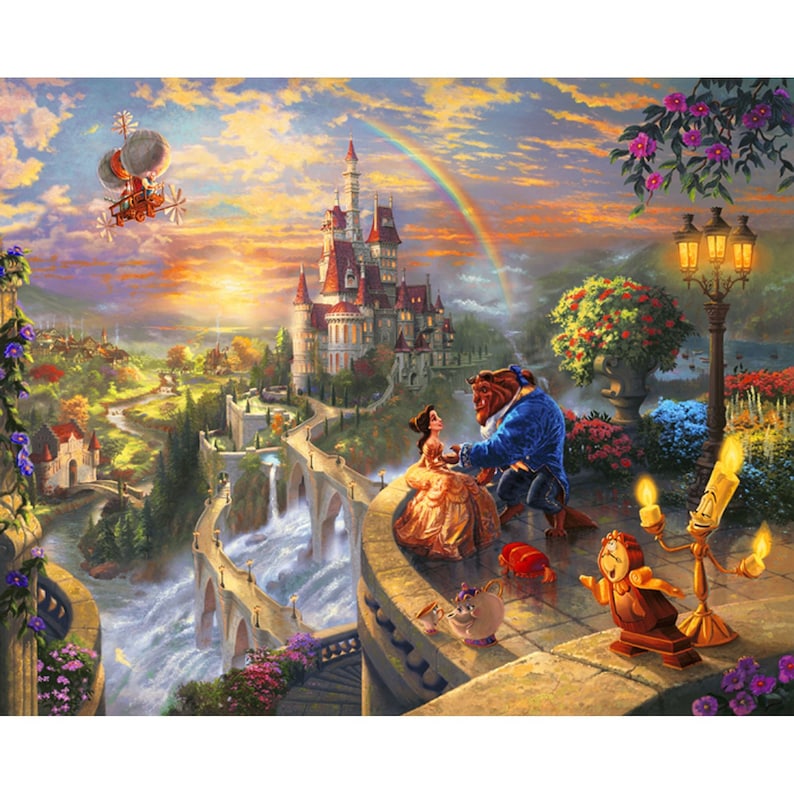 K&ouml;nnte beinhalten: Ein Gem&auml;lde von Belle und dem Biest aus Disneys Die Sch&ouml;ne und das Biest. Sie stehen auf einem Balkon mit Blick auf ein magisches K&ouml;nigreich mit einem Regenbogen am Himmel. Das Schloss ist im Hintergrund.