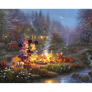 K&ouml;nnte beinhalten: Mickey Mouse und Minnie Mouse r&ouml;sten Marshmallows &uuml;ber einem Lagerfeuer in einer Waldlandschaft. Pluto sitzt in der N&auml;he. Im Hintergrund befindet sich eine kleine H&uuml;tte.