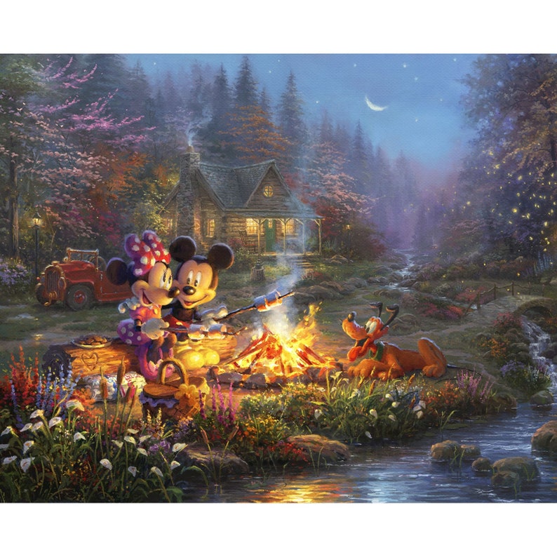 K&ouml;nnte beinhalten: Mickey Mouse und Minnie Mouse r&ouml;sten Marshmallows &uuml;ber einem Lagerfeuer in einer Waldlandschaft. Pluto sitzt in der N&auml;he. Im Hintergrund befindet sich eine kleine H&uuml;tte.