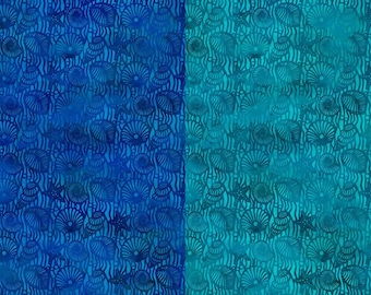 Puede incluir: Una tela azul y turquesa con un patrón repetitivo de conchas y estrellas de mar. La tela tiene un efecto acuarela.