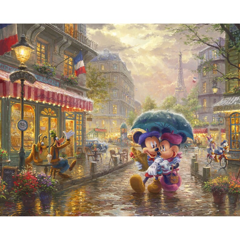 K&ouml;nnte beinhalten: Mickey Mouse und Minnie Mouse gehen Hand in Hand unter einem gr&uuml;nen Schirm durch eine Pariser Stra&szlig;enszene. Der Eiffelturm ist im Hintergrund zu sehen. Goofy sitzt im Vordergrund an einem Caf&eacute;tisch.