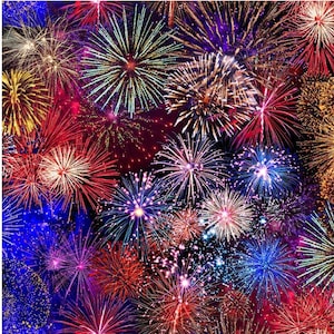 Pu&ograve; includere: Uno spettacolo colorato di fuochi d'artificio che esplodono nel cielo notturno. I fuochi d'artificio sono un mix di rosso, bianco, blu e oro. I fuochi d'artificio sono posizionati su uno sfondo di cielo blu scuro con stelle.