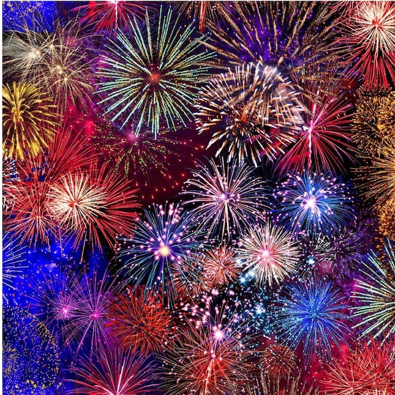 Pu&ograve; includere: Uno spettacolo colorato di fuochi d'artificio che esplodono nel cielo notturno. I fuochi d'artificio sono un mix di rosso, bianco, blu e oro. I fuochi d'artificio sono posizionati su uno sfondo di cielo blu scuro con stelle.