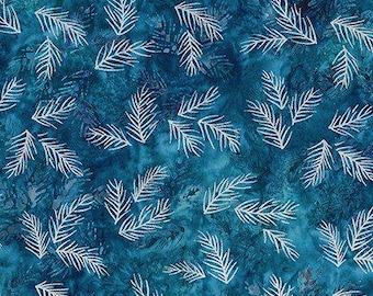 Op de afbeelding: Een turquoise stof met een patroon van witte, gestileerde varenbladeren. De bladeren zijn verspreid over het oppervlak en creëren een natuurlijk, organisch ontwerp. De achtergrond heeft een gevlekt uiterlijk, met donkerdere en lichtere tinten turquoise.