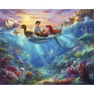 K&ouml;nnte beinhalten: Ein Gem&auml;lde von Arielle und Prinz Eric in einem Boot auf dem Meer. Die Szene spielt bei Sonnenuntergang mit einem Schloss im Hintergrund. Das Meer ist voller bunter Korallen und Fische.