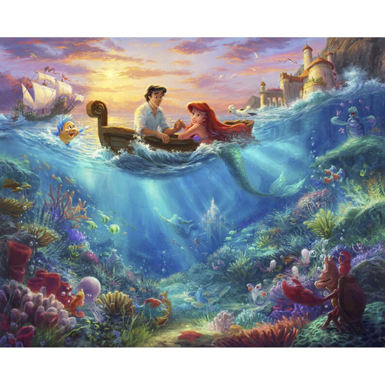 K&ouml;nnte beinhalten: Ein Gem&auml;lde von Arielle und Prinz Eric in einem Boot auf dem Meer. Die Szene spielt bei Sonnenuntergang mit einem Schloss im Hintergrund. Das Meer ist voller bunter Korallen und Fische.