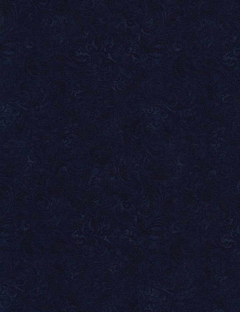 Pu&ograve; includere: Un tessuto blu scuro con un motivo discreto e ripetitivo di piccoli fiori blu chiari.