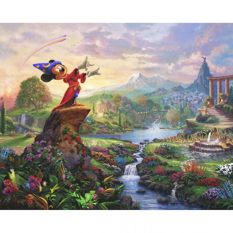K&ouml;nnte beinhalten: Mickey Mouse, als Zauberer verkleidet, steht auf einer Felsformation in einer magischen Landschaft. Er h&auml;lt seine H&auml;nde hoch, als w&uuml;rde er einen Zauber wirken. Ein Regenbogenbogen erstreckt sich hinter ihm am Himmel. Die Szene ist gef&uuml;llt mit &uuml;ppigem Gr&uuml;n, einem flie&szlig;enden Fluss und einer fernen Bergkette.