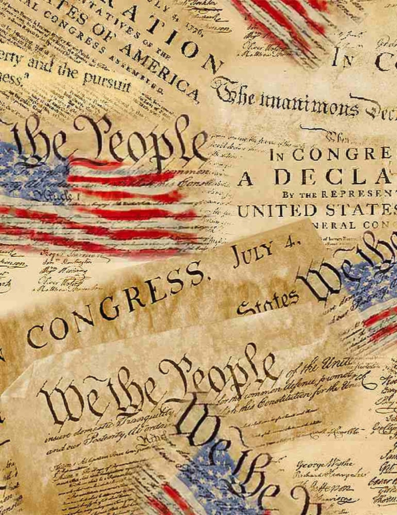 Pu&ograve; includere: Un tessuto in stile vintage con un collage della Dichiarazione di Indipendenza e della Costituzione degli Stati Uniti. Il tessuto &egrave; stampato con il testo "We the People" e "Declaration of Independence" in uno stile antico e sbiadito. Il tessuto &egrave; decorato con stelle e strisce rosse, bianche e blu.