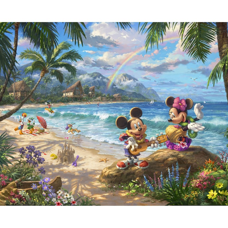 K&ouml;nnte beinhalten: Mickey und Minnie Maus sind an einem tropischen Strand und spielen Musik. Mickey spielt Ukulele und Minnie h&auml;lt eine Trommel. Im Hintergrund sind Palmen, ein Regenbogen und ein Sandburg zu sehen.