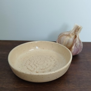 Assiette en céramique pour râper l'ail ou le gingembre, servant également de repose-cuillère ou de coupelle pour tremper le pain dans l'huile d'ail. Céramique artisanale blanche, bleue, verte ou turquoise.