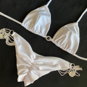 Białe bikini ślubne z metalowymi łącznikami z kryształkami