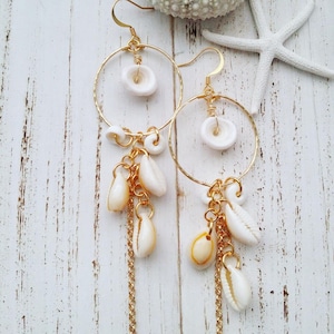 Puka-schelphoepels met kauripuka| Cowry-oorringen| Middelgrote ringen| Gouden sieraden| Schelpsieraden|  Oorring met kaurischelp