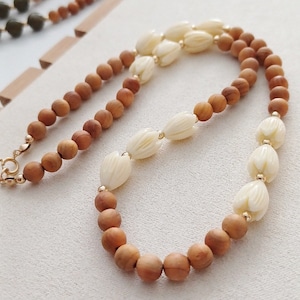 Collier pikake en bois de santal | Aromatique | Rempli d&#39;or 14 carats | Fleur de jasmin