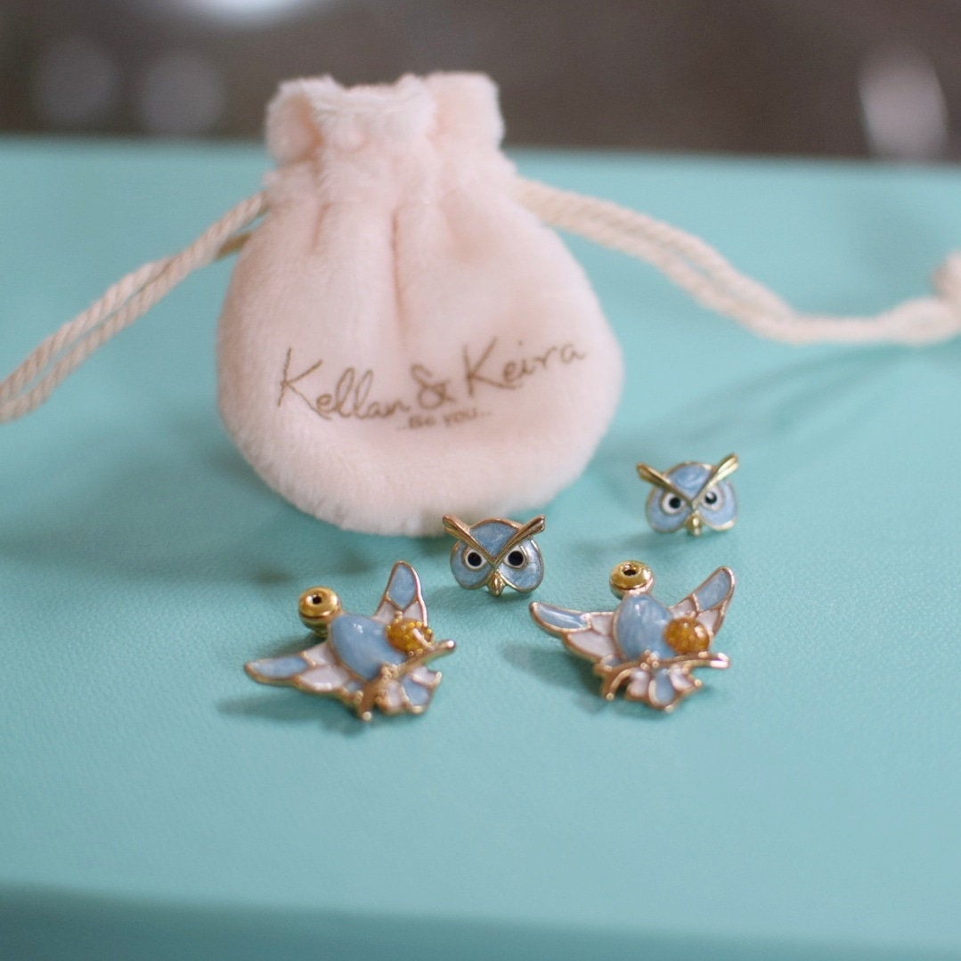 Orecchini pendenti vintage in metallo color oro e smalto con gufi - Italia