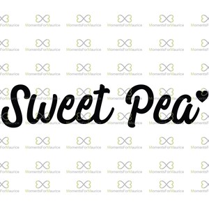 Może przedstawiać: Czarny, kursywny tekst "Sweet Pea" z sercem zastępującym kropkę. Tekst jest wyśrodkowany na białym tle z powtarzającym się wzorem zielonych i złotych kształt&oacute;w przypominających motyle oraz słowami "MomentsForMaurice".