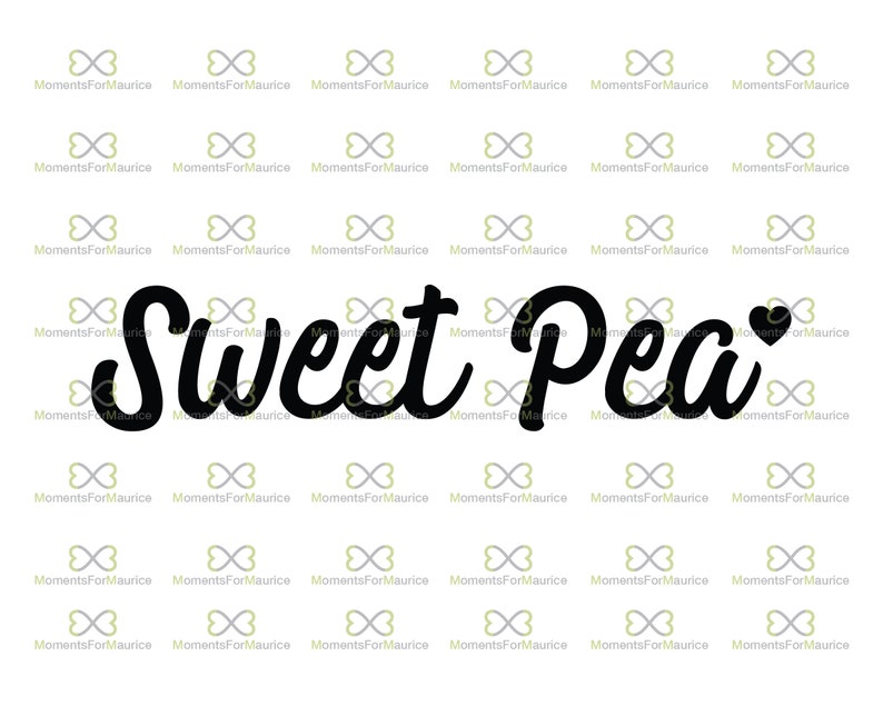 Może przedstawiać: Czarny, kursywny tekst "Sweet Pea" z sercem zastępującym kropkę. Tekst jest wyśrodkowany na białym tle z powtarzającym się wzorem zielonych i złotych kształt&oacute;w przypominających motyle oraz słowami "MomentsForMaurice".