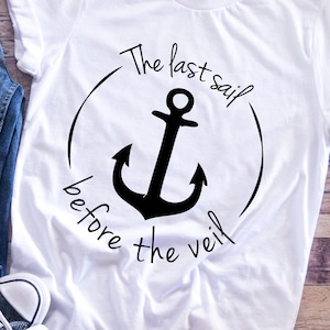 Puede incluir: Camiseta blanca con un ancla negra y el texto "The last sail before the veil".