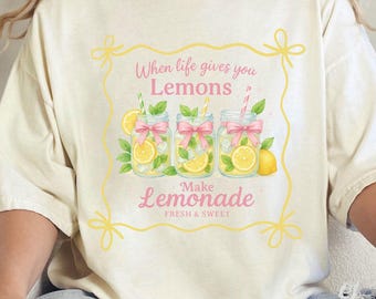 レモネードバイブス サマーコケットボウ コンフォートカラーズ® Tシャツ、サマーTシャツ、お友達へのギフト、シトラスグラフィックシャツ、キュートなレモンビーチウェア