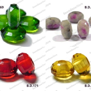 Può includere: Assortimento di perline di vetro sfaccettate in verde, rosso, giallo e rosa. Le perline sono tutte rotonde e hanno un foro al centro. Le perline sono etichettate con i codici prodotto B.D.169, B.D.170, B.D.171 e B.D.172.