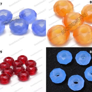Può includere: Assortimento di perline di vetro sfaccettate in vari colori, tra cui blu, arancio e rosso. Le perline hanno un foro al centro per essere infilate.