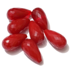 以下が含まれることがあります： 8つの赤いファセットカットの涙型のビーズのグループ。ビーズはガラスまたは宝石で作られており、ジュエリー作りに最適です。