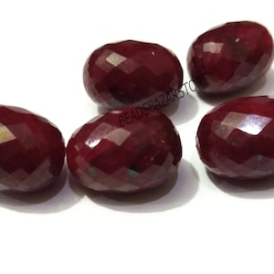 Puede incluir: Cinco cuentas de piedra preciosa de rubí rojo facetadas. Las cuentas son de forma ovalada y tienen un acabado liso y pulido.