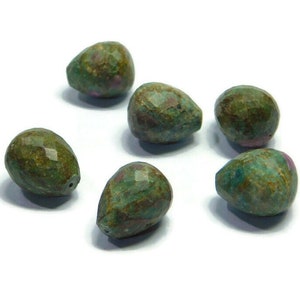 Peut inclure: Six perles de pierres précieuses facettées de couleur verte et brune en forme de larme.