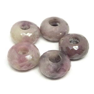 Puede incluir: Cinco cuentas facetadas en forma de rosquilla hechas de piedra preciosa rosa y blanca. Las cuentas tienen un agujero en el centro para enhebrar.