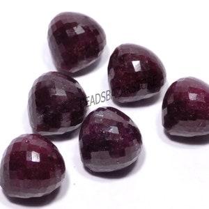 Peut inclure: Six perles de rubis en forme de cœur facettées. Les perles sont de couleur rouge foncé et ont une finition polie.